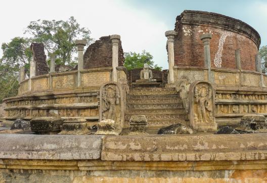 Trekking vers les vestiges d'un temple bouddhique sur le site de Polonnaruwa