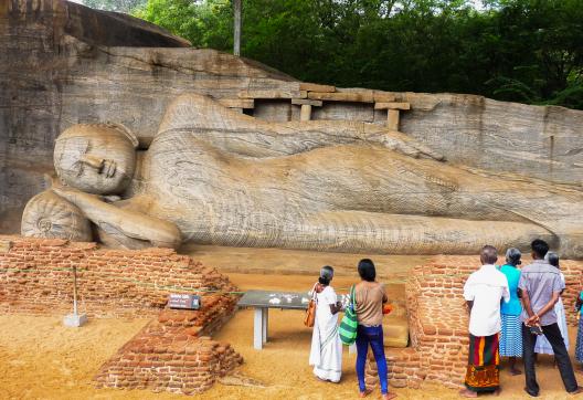 Voyage vers un bouddha couché dans un site archéologique à Polonnaruwa