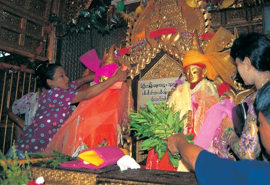 Trek vers le sanctuaire des esprits de Taungbyone dans la région de Mandalay