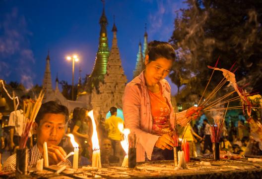 Immersion dans la fête des lumières à la pagode Shwedagon