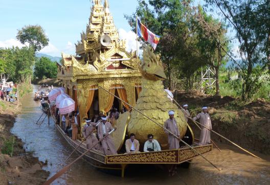 Randonnée vers la barge transportant les bouddhas du lac Inlé dans l'État Shan