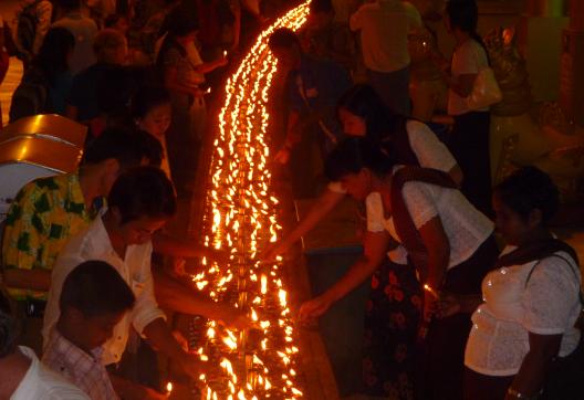 Découverte de la fête des lumières à la pagode Shwedagon de Yangon