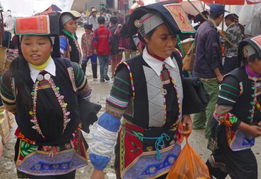 Randonnée vers des femmes du peuple yi  au marché de Laojizhai