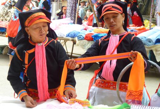 Voyage vers des femmes yao au marché de Nafa près de la frontière vietnamienne