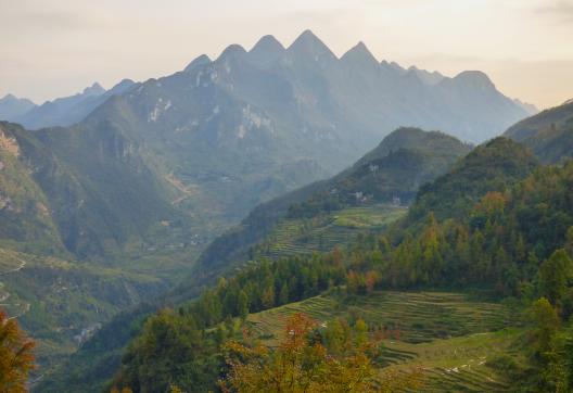 Trekking à travers les montagnes du Guizhou occidental dans la région de Pu'An