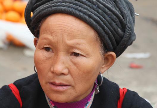 Rencontre d'une femme du peuple dao dans les montagnes du nord Vietnam