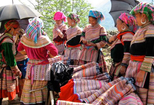 Rencontre de femmes hmong fleur dans le marché hebdomadaire de Can Cau