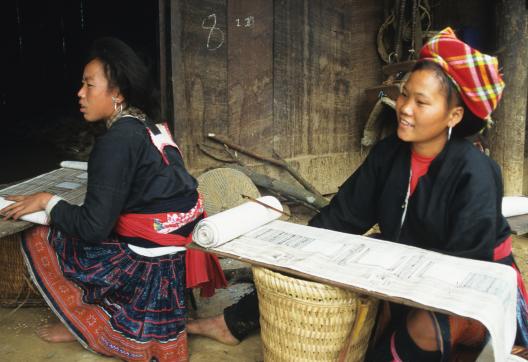 Trek vers des femmes hmong rouge dans la région de Lai Chau