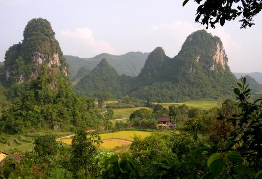 Randonnée parmi les pitons calcaires de la région entre Cao Bang et Bao Lac