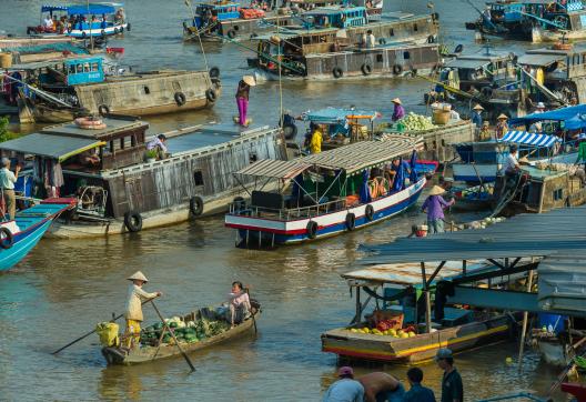 Voyage vers les activités fluviales d'un marché flottant dans la région de Can Tho