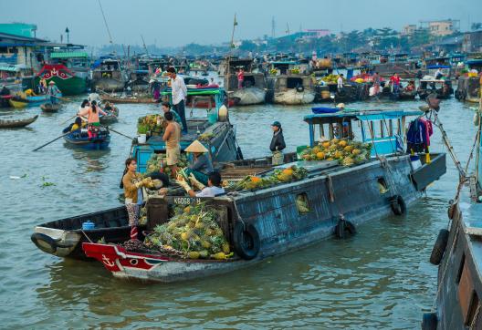 Navigation vers le marché flottant de Cai Rang dans le delta du Mékong