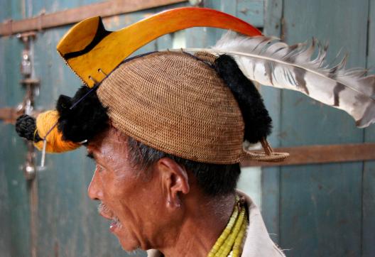 Trek avec un homme nishi portant une coiffe traditionnelle en Arunachal Pradesh