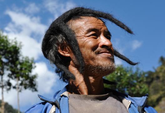 Trek vers un homme monpa avec sa coiffe en Arunachal Pradesh