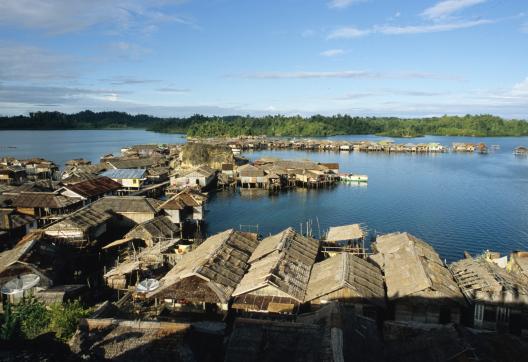Voyage vers des maisons bugis sur le lac Tempe sur Sulawesi