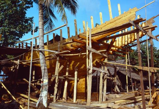 Trek vers un chantier naval bugis sur l'île de Sulawesi