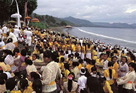 Immersion dans une grande cérémonie collective à Bali