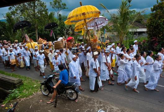 Marche avec une procession hindouiste sur l'île de Bali