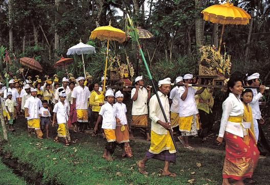 Trek avec une procession villageoise à Bali vers un temple hindouiste