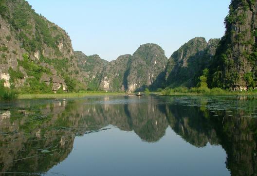 Navigation parmi les reliefs karstiques de la région de Tam Coc non loin de Ninh Binh