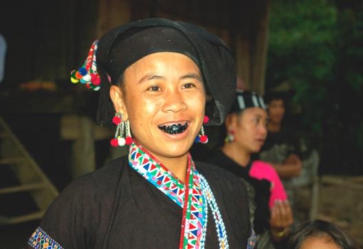 Randonnée vers une femme du peuple tai lu dans la région de Lai Chau