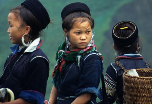 Trek vers des femmes h'mong noir dans la région de Sapa