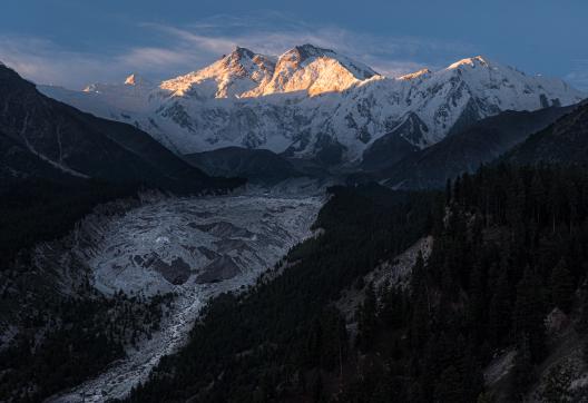 trekking et coucher de soleil sur la montagne du Nanga Parbat (8 125 m) Pakistan