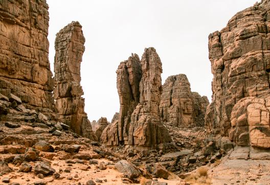 Trekking vers hautes falaise de grés