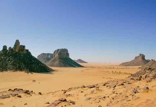 Trekking sur un plateau minéral de Dider dans les Tassili n'Ajjer