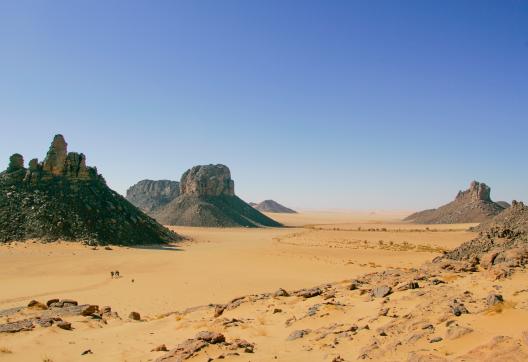 Trekking sur un plateau minéral de Dider dans les Tassili n'Ajjer