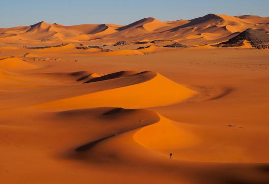 Randonnée dans des cordons de dunes du désert de la Tadrart en Algérie