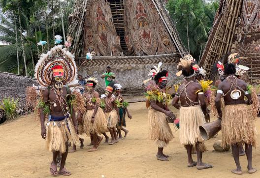 Randonnée vers un sing-sing devant une maison des esprits dans la région du fleuve Sepik