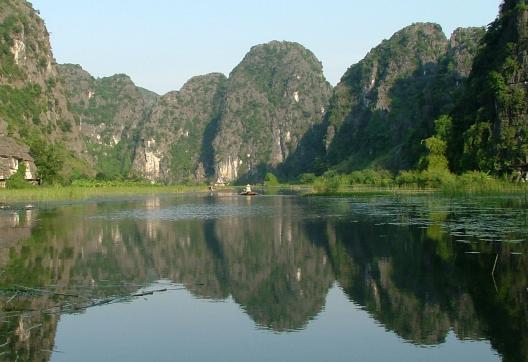 Navigation parmi les reliefs karstiques de la région de Tam Coc non loin de Ninh Binh