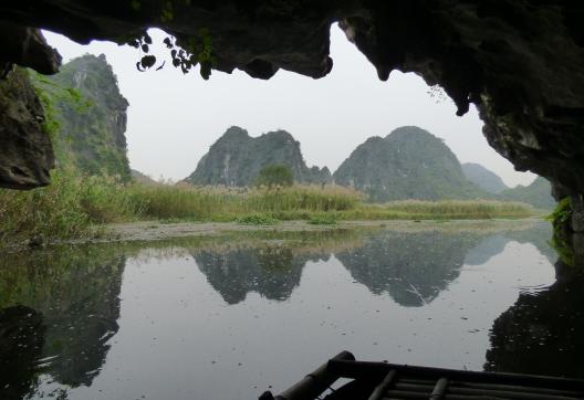 Voyage vers les pitons calcaires de Van Long dans la région de Ninh Binh