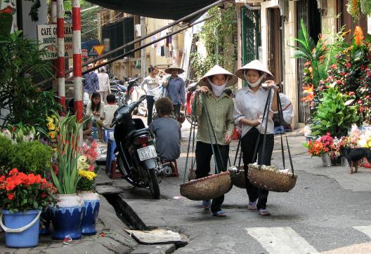 Randonnée le long d'une rue du centre historique de Hanoi vers le Fleuve Rouge