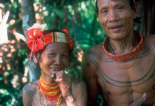 Rencontre d'un couple mentawaï sur l'île de Siberut