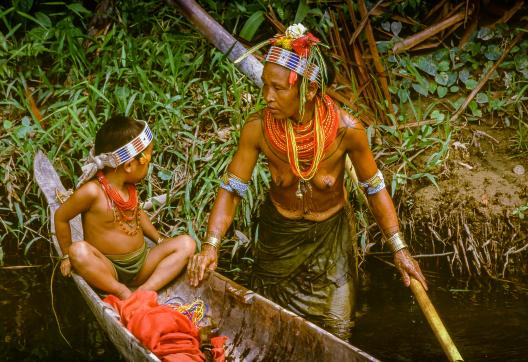 Navigation vers femme et enfant mentawaï sur la rivière à Siberut
