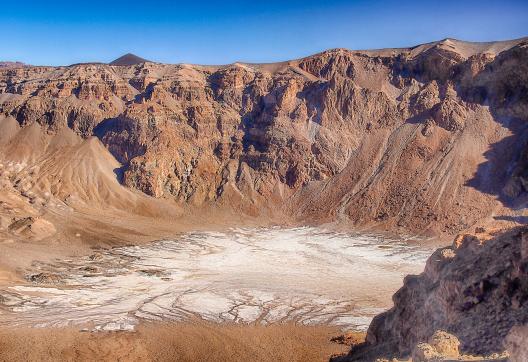 Trekking dans des formations rocheuses de l'Emi Koussi