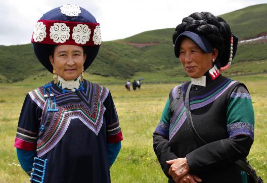 Trek avec des femmes yi sur les plateaux des Da Liangshan au sud du Sichuan