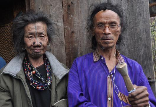 Rencontre d'un couple du peuple apatani au centre de l'Arunachal Pradesh
