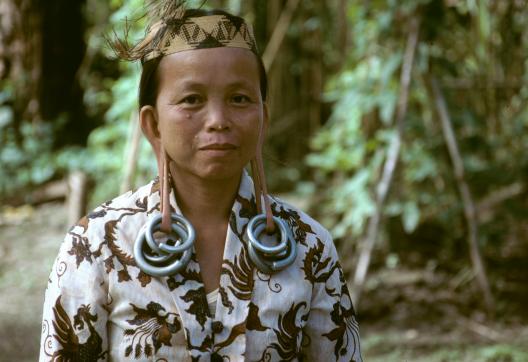 Rencontre d'une femme dayak sur Kalimantan Est