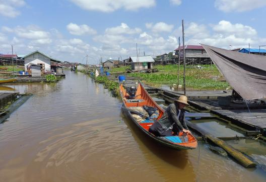 Navigation à travers le bassin du fleuve Mahakam sur Kalimantan