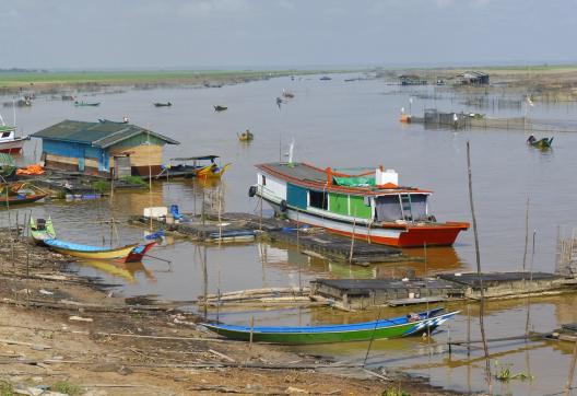Voyage vers un lac alimenté par le fleuve Mahakam sur Kalimantan Est