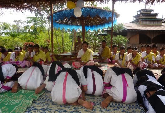 Immersion dans une cérémonie du peuple karen à la frontière entre Thaïlande et Birmanie
