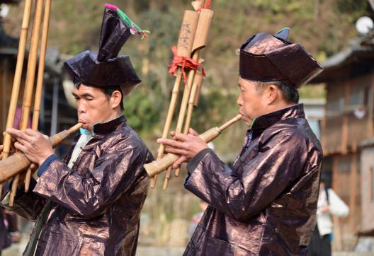 Voyage vers des joueurs de lusheng dong à une fête dans le Guizhou oriental