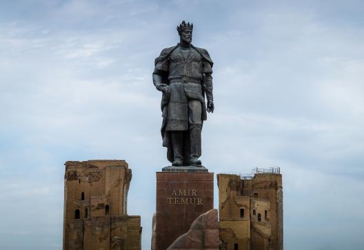 Voyage vers la statue de Tamerlan dominant Shahrisabz