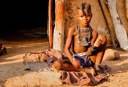 Rencontre avec un enfant Himba dans le Kaokoland