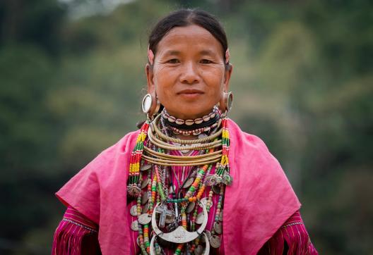 Trek vers une femme du peuple kayaw dans les montagnes de l'État Kayah