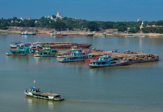 Voyage vers les activités fluviales en face de Sagaing sur le fleuve Irrawaddy