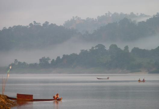 Navigation sur la rivière Chindwin au lever du jour entre Kalewa et Monywa