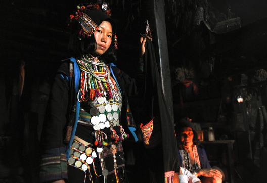 Randonnée vers une femme o'pa dans sa maison dans les Monts Phu Sang